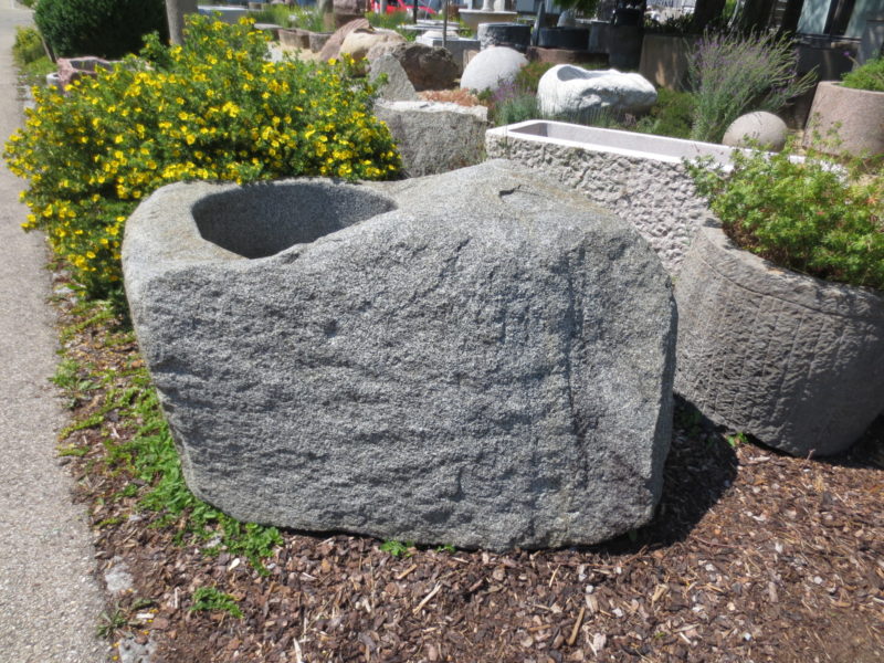 Brunnen aus großem Granitfindling BWk013 (3)