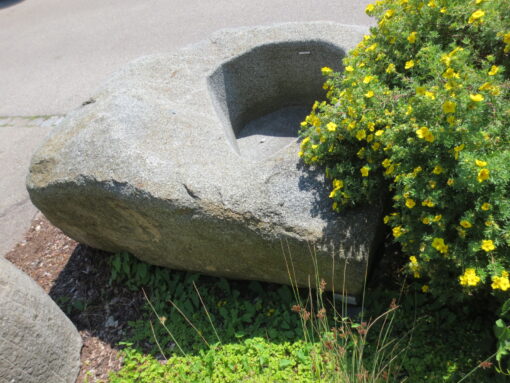 Brunnen aus großem Granitfindling BWk013 (5)