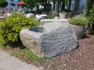 Brunnen aus großem Granitfindling BWk013 (6)
