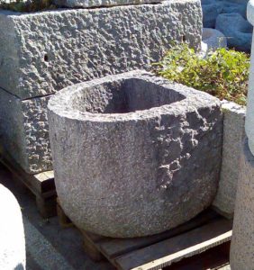 Gartenbrunnen halbrund aus Granit