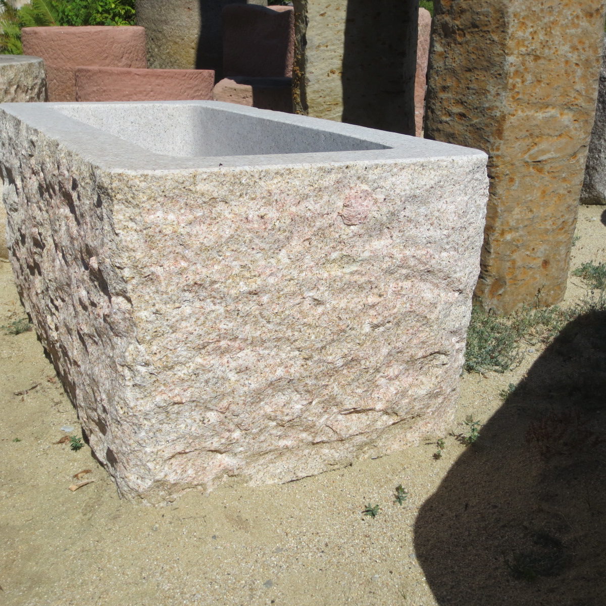 Granitbrunnen, eckig mit den Maßen 100×60 h50, Außenfläche des Brunnen ist spaltrauh, die Innenseiten geschliffen.