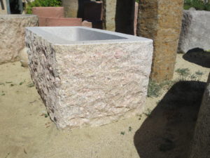 Granitbrunnen, eckig mit den Maßen 100×60 h50, Außenfläche des Brunnen ist spaltrauh, die Innenseiten geschliffen.