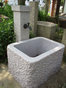 Granitbrunnen für den Garten, mit den Maßen 80x60x50 cm, außen spaltrauh, innengeschliffen