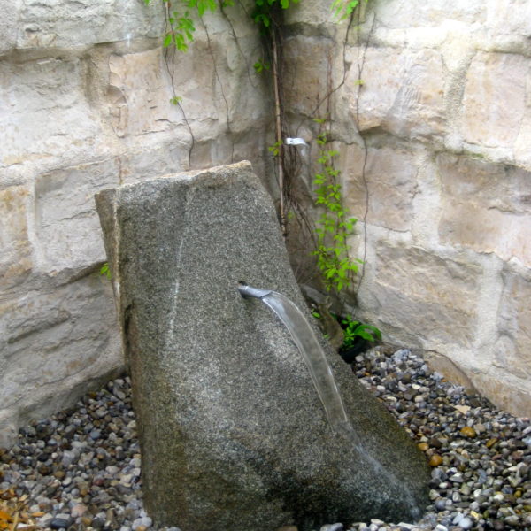 Brunnen aus Granitfindling 98x70h50cm BWk027 Brunnencenter Allgäu