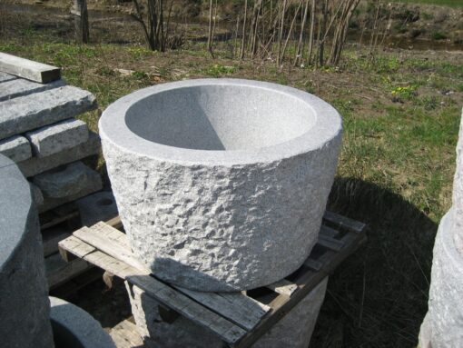 Granitbrunnen, innen geschliffen, O 100 h60cm