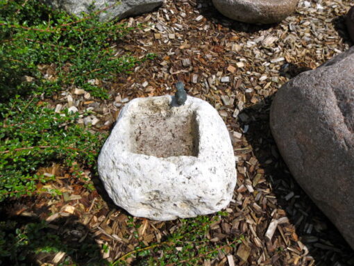 Vogeltränke aus Muschelkalk