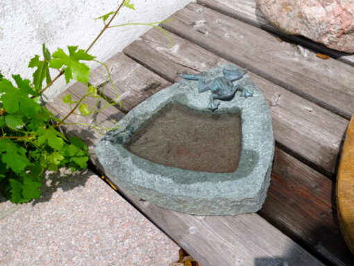 Vogeltränke aus grünlichem Granit mit Frosch
