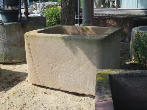 Antikbrunnen eckig