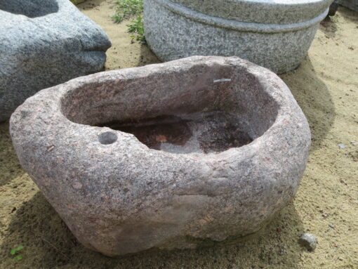 Findlingsbrunnen rot