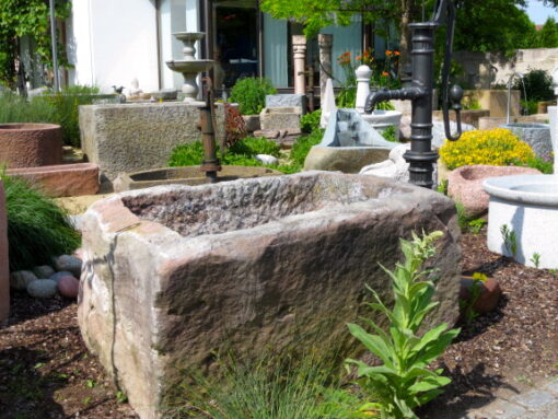 Schöner Antikbrunnen aus rotem Sandstein