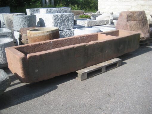 Antikbrunnen aus rotem Sandstein