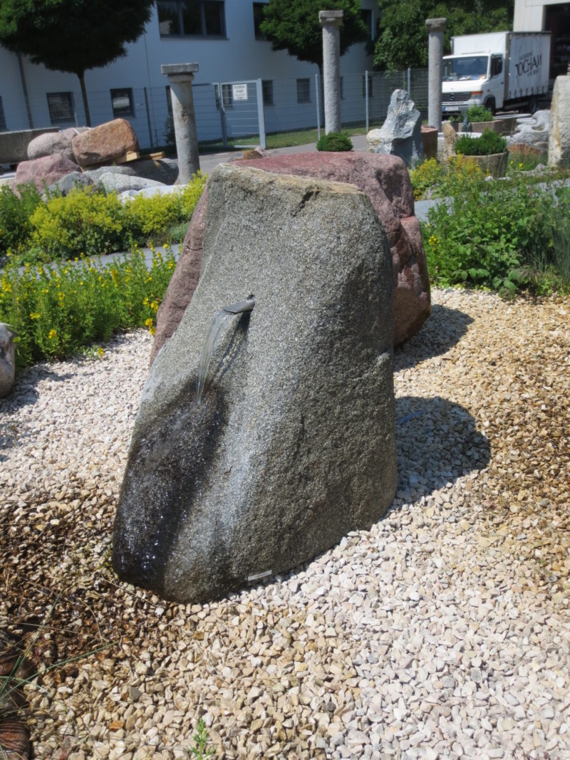 Quellstein aus Granitfindling BWk004 (2)