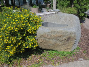 Brunnen aus großem Granitfindling BWk013 (2)