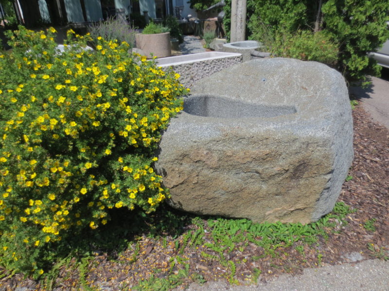 Brunnen aus großem Granitfindling BWk013 (2)
