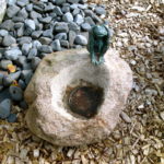 Vogeltränke aus Porphyr mit Frosch