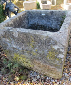 Antikbrunnen mit schöner Maserung und Strucktur