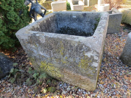 Antikbrunnen mit schöner Maserung und Strucktur