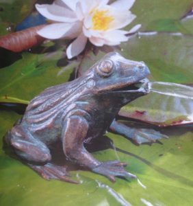 Frosch aus Bronze wasserspeiend