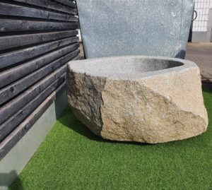Brunnen aus Granitfindling BWk032
