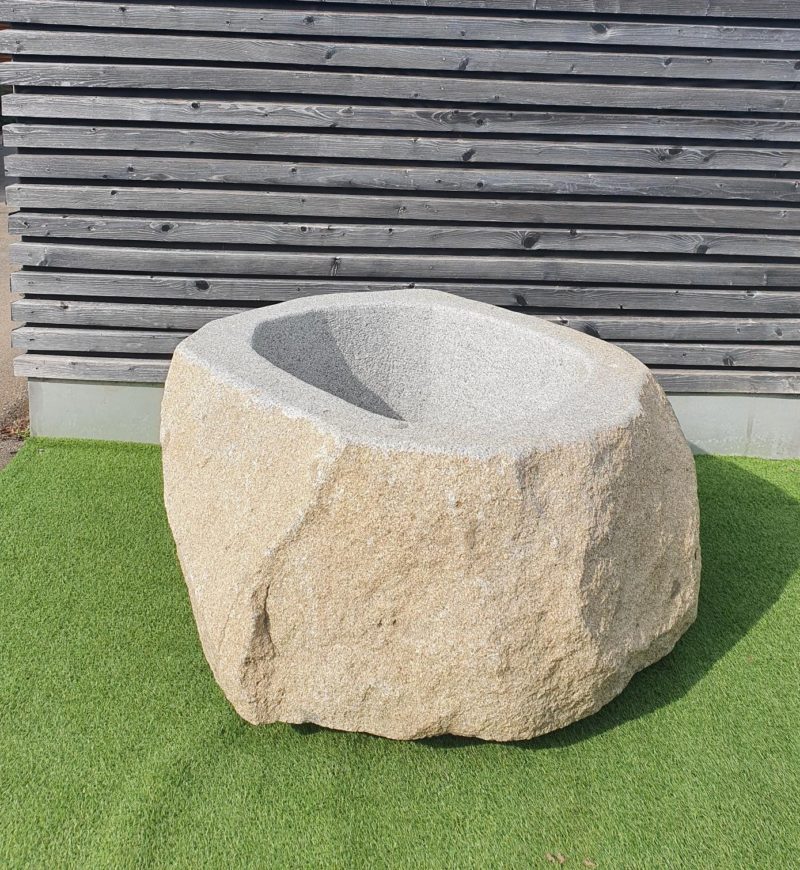 Brunnen aus Granitfindling BWk032