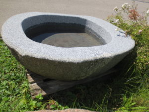 Brunnen aus Granitfindling 140x115h44cm (1)