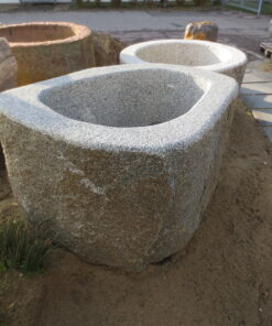 Findlingsbrunnen für den Garten aus bayerischem Granit mit Kruste