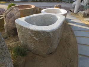 Findlingsbrunnen für den Garten aus bayerischem Granit mit Kruste