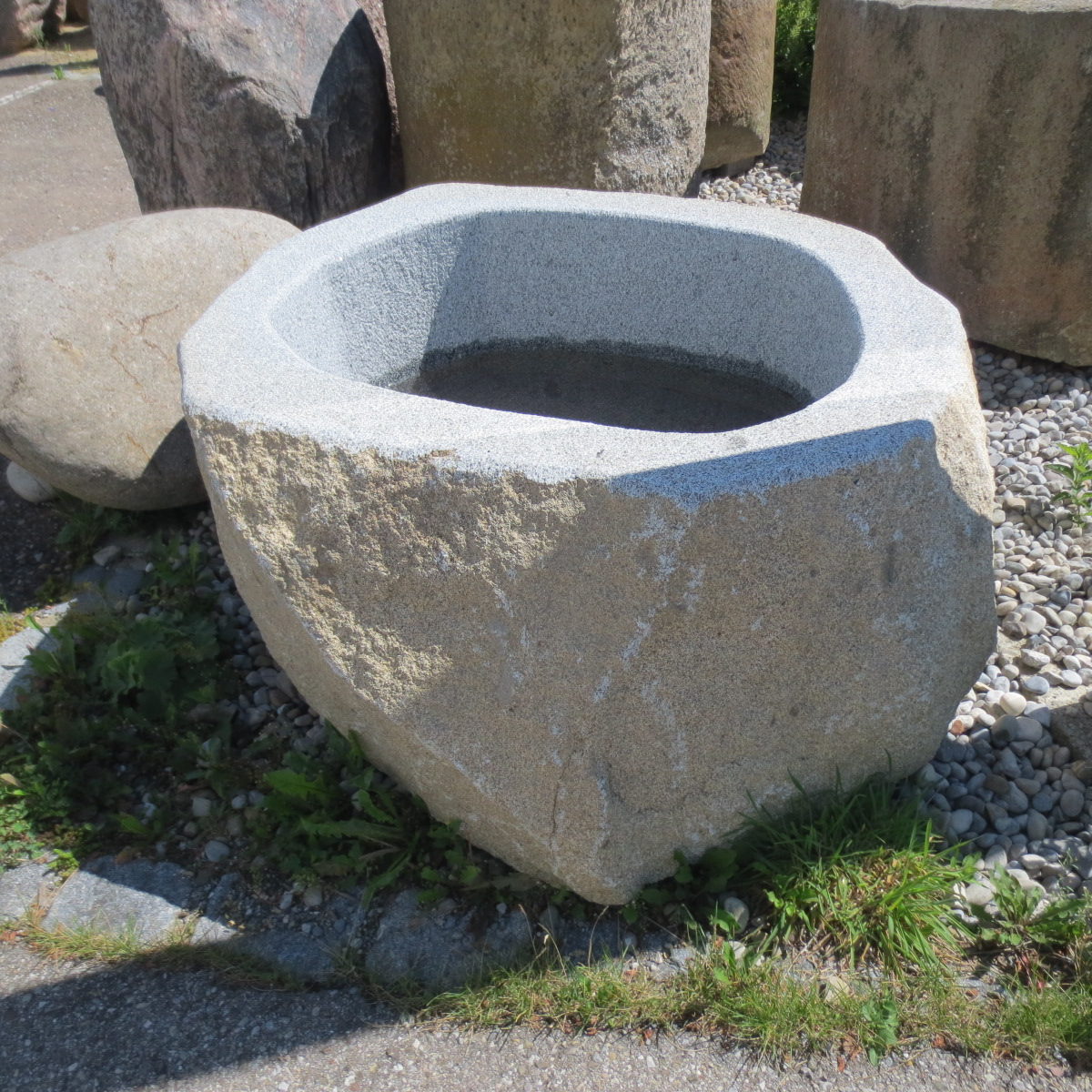 Granitbrunnen Findlingsbrunnen aus bayerischem Granit