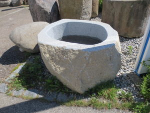 Granitbrunnen Findlingsbrunnen aus bayerischem Granit