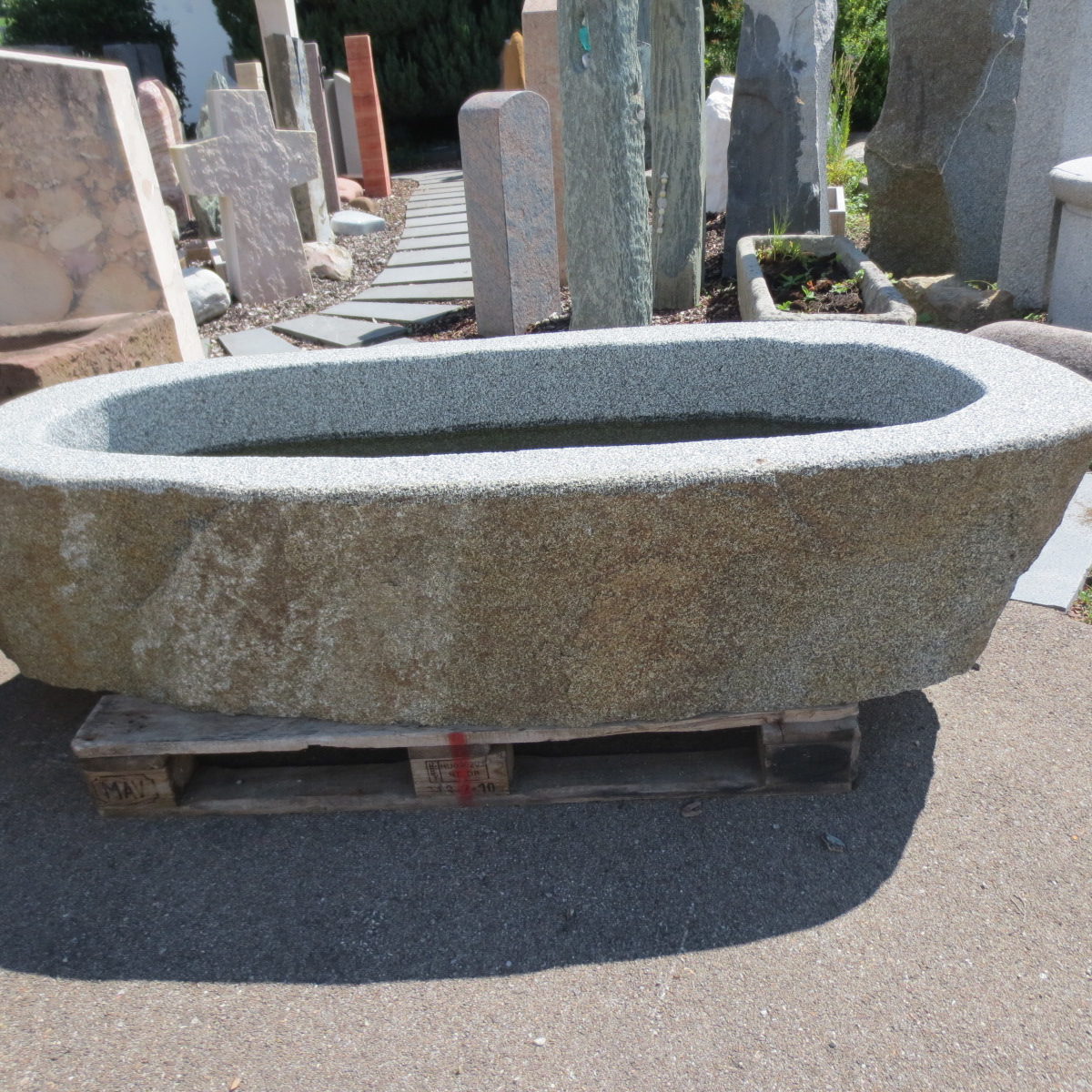 Granitbrunnen aus Findling