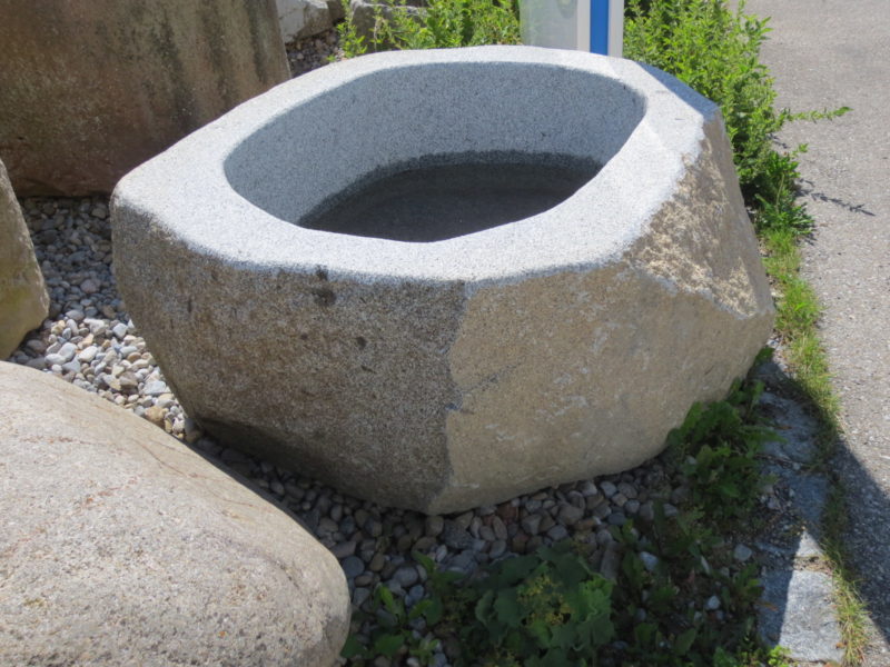 Steinbrunnen Garten