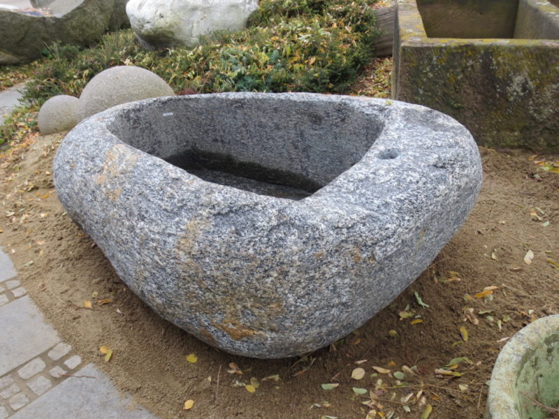 Brunnenfindling aus grauem Granit
