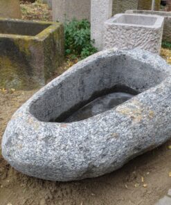 Granitbrunnen oval aus Schweden, mit schöner Maserung