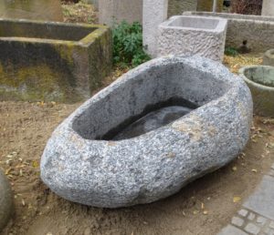 Granitbrunnen oval aus Schweden, mit schöner Maserung
