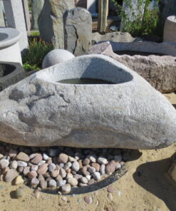 Brunnenfindling aus hellgrauem Granit