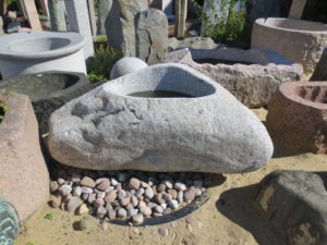 Brunnenfindling aus hellgrauem Granit