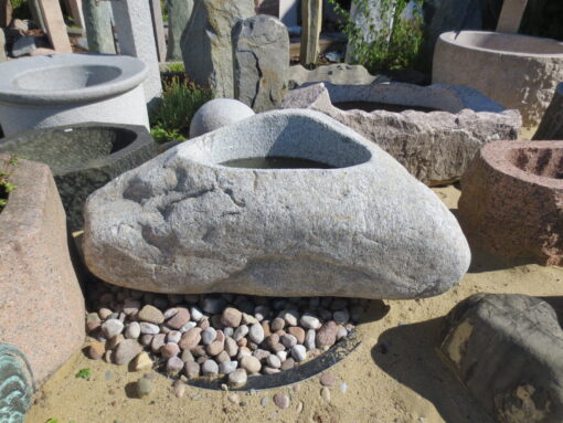 Brunnenfindling aus hellgrauem Granit