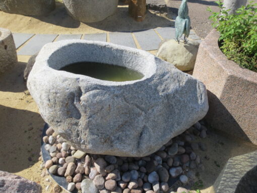 Brunnenfindling aus hellgrauem Granit (1)