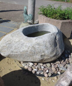 Brunnenfindling aus hellgrauem Granit (2)