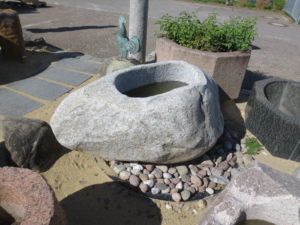 Brunnenfindling aus hellgrauem Granit (2)