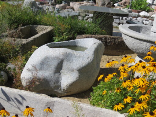 Brunnenfindling aus hellgrauem Granit (2)