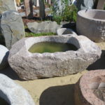 Findlingsbrunnen aus rötlichem Granit