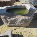 Findlingsbrunnen aus rötlichem Granit (2)