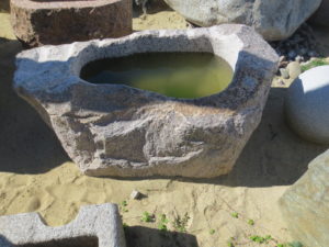 Findlingsbrunnen aus rötlichem Granit (2)