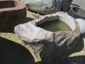 Findlingsbrunnen aus rötlichem Granit (3)