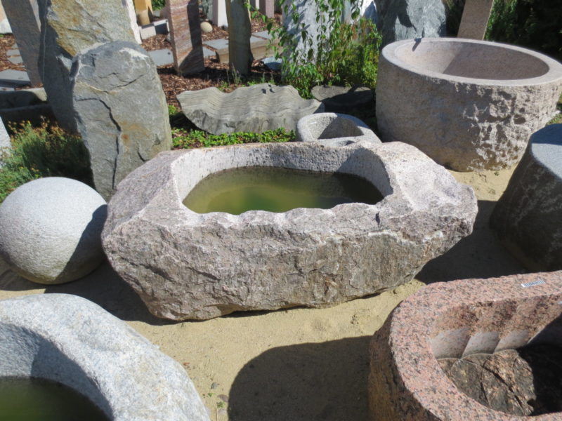 Findlingsbrunnen aus rötlichem Granit