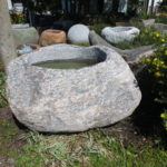 Findlingsbrunnen groß aus rötlichgrauem Granit
