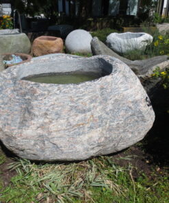 Findlingsbrunnen groß aus rötlichgrauem Granit