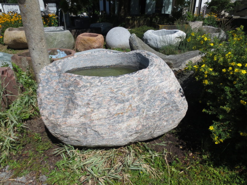Findlingsbrunnen groß aus rötlichgrauem Granit