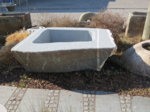 Brunnen-aus-Granitfindling-BWk010-